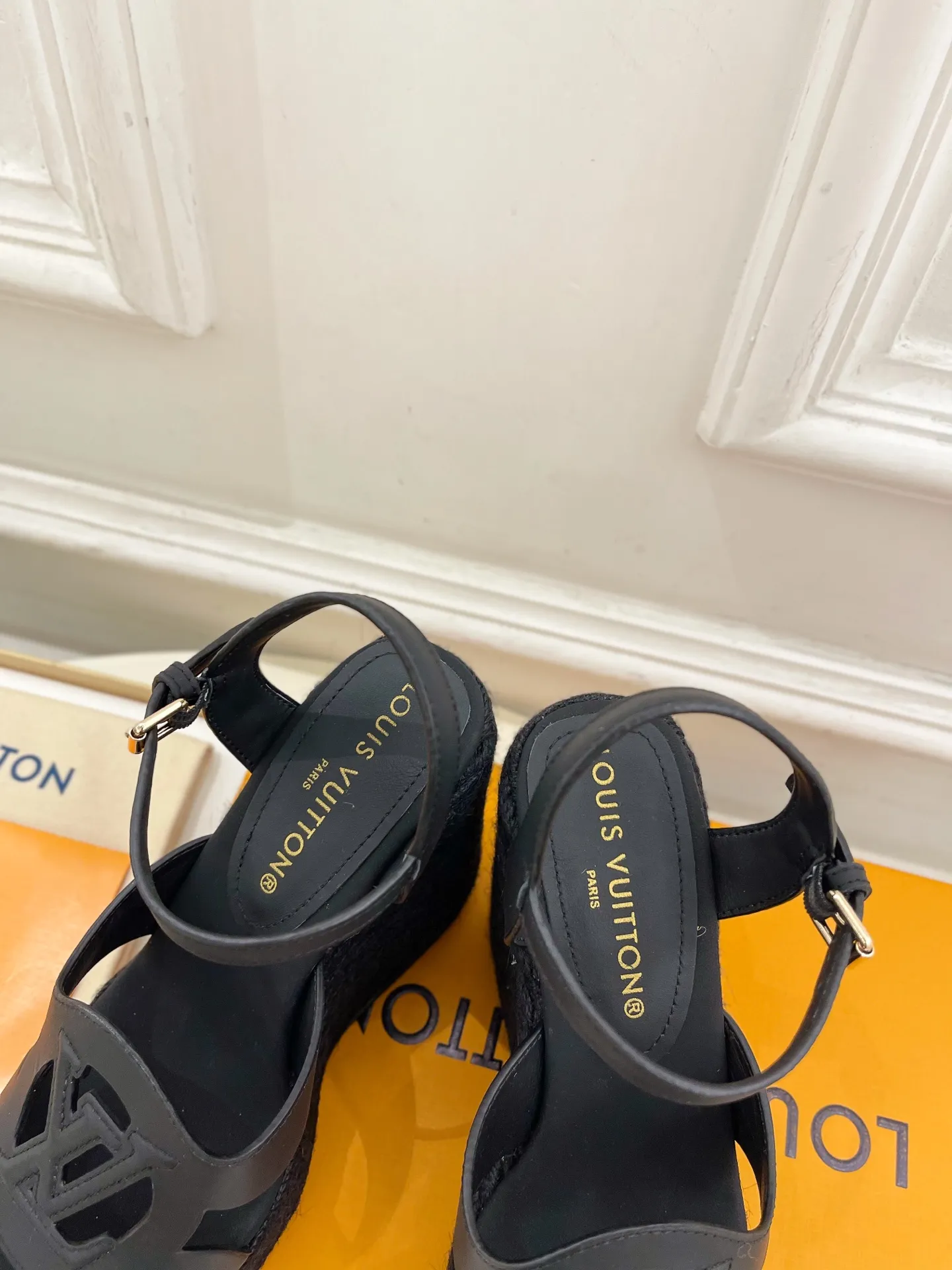 👟👟Ex-factory price 640👟👟 LV | Louis Vuitton 25𝐬𝐬 🧡💚2025 spring and summer new style top version‼ ️The original version is the same. The counter focuses on the latest LV ISOLA hollow hemp rope wedge sandals. New hard goods. ❥BS purchasing level! Full of high-end feel! A popular model among bloggers at home and abroad, it’s retro and fashionable and looks amazing on your feet! Mainly recommended model on the official website★ ━━━━━ ЅᏇєєt ━━━━━ ▪️Upper: original customized calfskin ▪️Lining: imported sheepskin ▪️Outsole: original molded outsole ▪️Heel height: 12cm, water platform 3.5cm ▪️Shoe size: 35-39 (40, 41 customized)